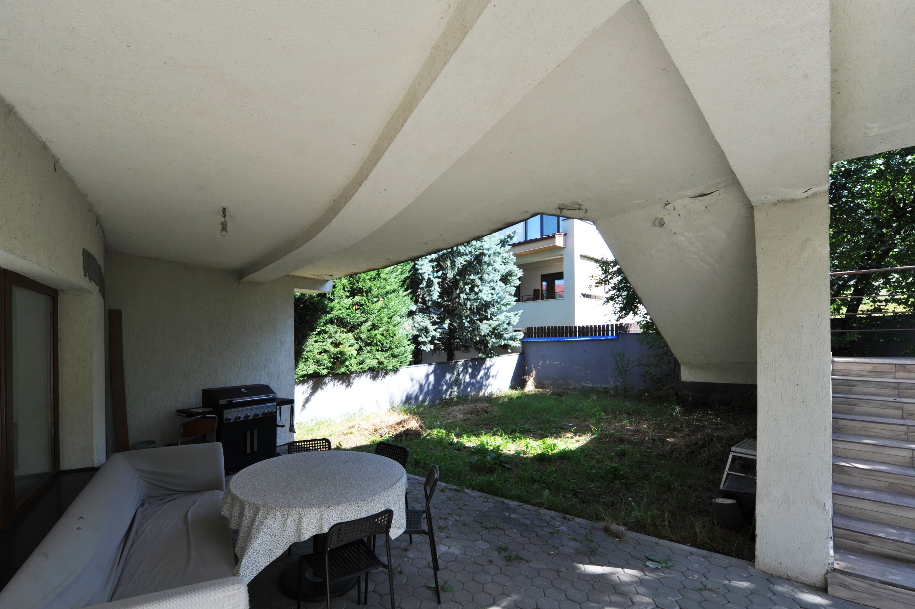 Exteriorul Casei Zorilor, a doua vedere